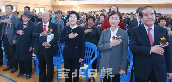 독립운동가 윤봉길 의사의 장손녀인 윤주경 전 독립기념관장(오른쪽 2번째)이 9일 전북여자고등학교에서 열린 제2회 가족한마음 큰잔치에 참석해 국민 의례를 하고 있다. 조현욱 기자