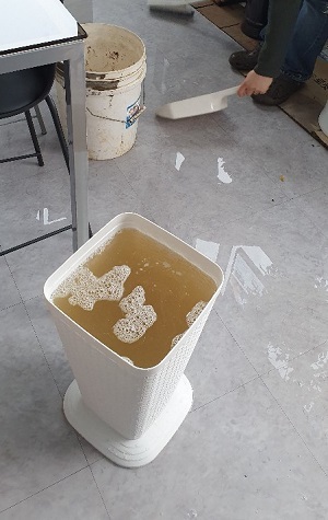 전주 덕진구 송천동 에코시티의 한 신축 상가 건물에서 물 고임 현상이 발생해 입주민들이 피해를 입고 있다. 사진=제보자 제공