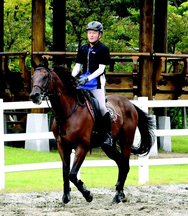 관광객이 승마를 즐기고 있다. /경남신문 성승건 기자