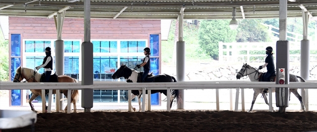 함안군승마공원을 찾은 이용객들이 승마를 즐기고 있다./경남신문 성승건 기자