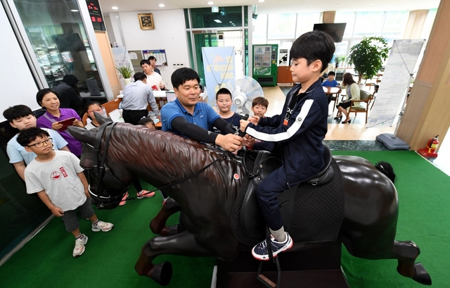 함안군승마공원을 찾은 초등학생들이 스크린 승마를 체험하고 있다./경남신문 성승건 기자