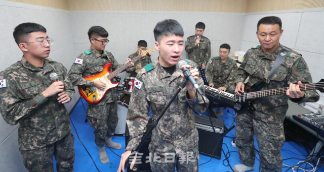 10일 전주 35사단 순창군 상근예비역 7명으로 구성된 사운드오브 순창(SOS, 소스)이 순창군 청소년문화의집에서 직접 작사 작곡한 노래 '내 고향 순창이 참 좋다'를 열창하고 있다. 조현욱 기자