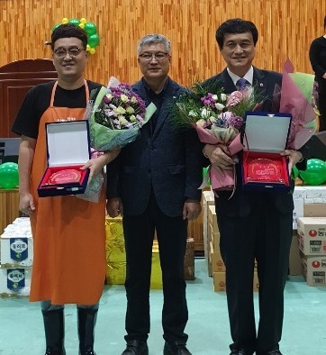 김희수 도의원(맨 오른쪽)이 전주시 장애인 단체 연합회로부터 감사패를 수상했다