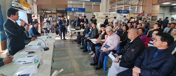 지난 11일 전주역 대합실에서 정동영 민주평화당 대표가 전주역 신축에 대해 설명하고 있다.