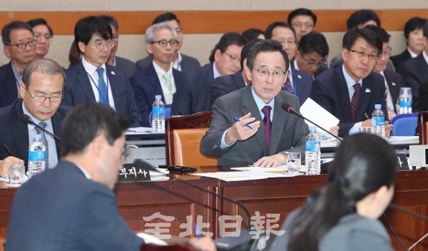 11일 전북도청 대회의실에서 열린 행정안전위원회 전북도청 국정감사에서 송하진 전북 도지사가 의원들의 질의에 답변을 하고 있다. 조현욱 기자