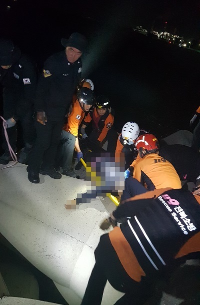 군산 비응항 테트라포드에서 추락한 낚시객을 구조하고 있는 모습.