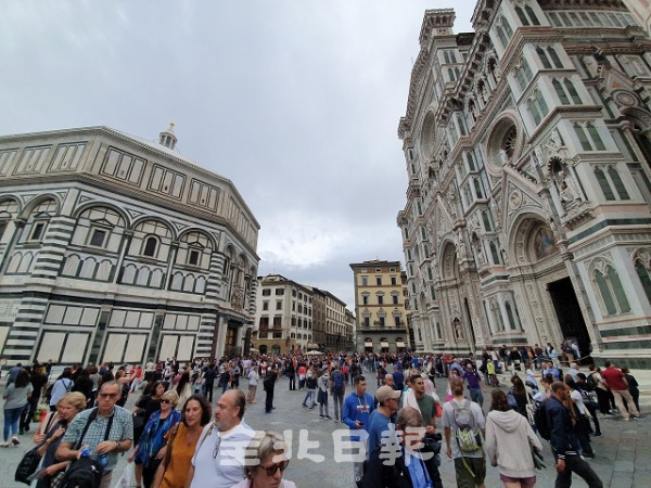 피렌체는 오랜 역사를 간직하며 관광과 패션산업 등을 바탕으로 자체적인 경제권역을 구축했다. 사진은 피렌체 역사지구 전경. 촬영=김윤정 기자