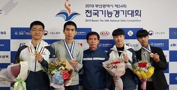 (왼쪽부터) 자동차차체수리 금메달 김주승, 동메달 안정운, 지도교사 채봉규, 자동차정비 동메달 장우진, 동메달 서동건.