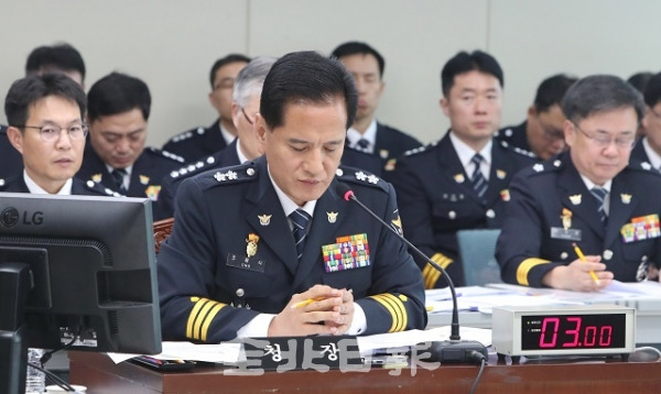 지난 11일 전북경찰청에서 열린 행정안전위원회 전북경찰청 국정감사에서 조용식 전북경찰청장이 의원들의 질의를 고개 숙이며 듣고 있다. 전북일보 자료사진