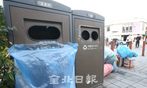 14일 전주 한옥마을에 설치된 고가의 태양광 압축 쓰레기통이 제 기능을 못해 주변에 쓰레기들이 널브러져 있어 악취와 미관을 해치고 있다. 조현욱 기자
