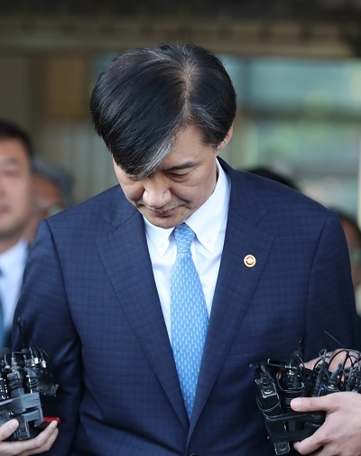 전격적으로 사의를 밝힌 조국 법무부 장관이 14일 오후 정부과천청사 법무부를 나서고 있다. 연합뉴스