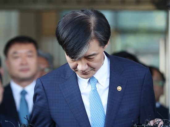 전격적으로 사의를 밝힌 조국 법무부 장관이 14일 오후 과천 법무부 청사를 나오고 있다. 연합뉴스