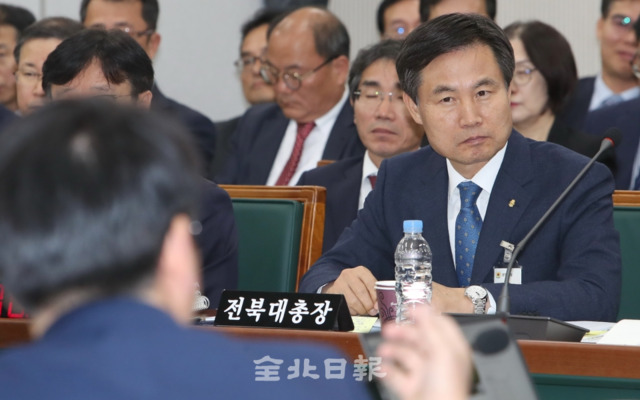 김동원 전북대학교 총장이 15일 광주광역시 전남대학교에서 열린 국회 교육위원회 호남∂제주권 국공립대학, 병원 국정감사에서 의원들의 질의를 듣고 있다. /조현욱 기자