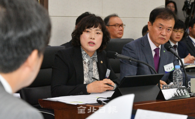 새만금개발청과 새만금개발공사에 대한 2019년도 국회 국토교통위원회의 국정감사가 열린 15일 군산시 새만금개발청에서 김현숙 새만금개발청장이 의원들의 질문에 답변을 하고 있다. 박형민 기자