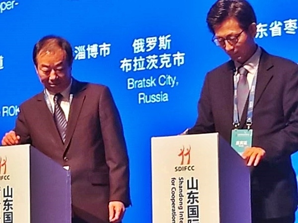 16일 중국 산동호텔에서 유기상 고창군수(오른쪽)와 석애작 조장시장이 자매결연 의향서에 전자서명을 하고 있다.