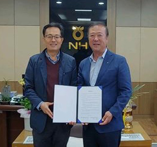 (주)다원시스 서덕용 상무이사와 황토현농협 김재기 조합장(오른쪽)이 업무협약을 체결한 후 기념촬영을 하고 있다.