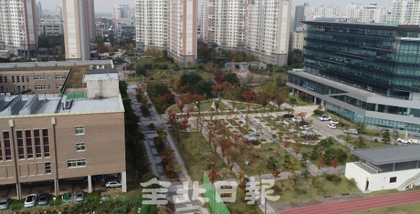 17일 한국국토정보공사가 청사와 마주한 만성초등학교 쪽으로 출입구를 신설하려는 계획이 등하교길 학생들의 안전을 문제로 논란이 이어지고 있다. 사진은 신설 출입구를 계획한 한국국토정보공사(사진 오른쪽)와 만성초등학교 사이. 박형민 기자