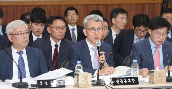 최요철 한국은행 전북본부장이 17일 한국은행 전북본부에서 열린 국회 기획재정위원회 호남·충청에 대한 국정감사에서 의원들의 질의에 답변하고 있다. 조현욱 기자