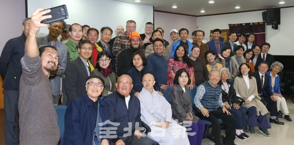 '자연농업' 출간 기념회 겸 제2차 삶 자연농업 국제 워크숍이 17일 무주군 무풍승지에서 열린 가운데 이승숙 삶 소사이어티 대표를 비롯한 참석자들이 기념촬영을 하고 있다. 조현욱 기자