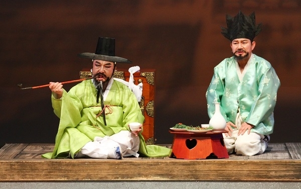 17일 한국소리문화의전당 명인홀에서 열린 전북도립국악원 목요국악예술무대 공연에서 조통달 창극단장(왼쪽)이 단막창극 ’화초장 대목’에서 놀보 역을 연기하고 있다.