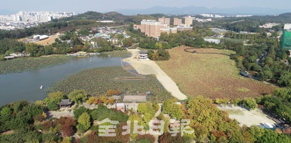 장기 미집해 도시공원 일몰제 시행을 앞두고 정부차원의 지원방안이 나오지 않아 자치단체의 재정난이 우려되고 있다. 사진은 전주시의 장기미집행 도시공원 중 가장 큰 면적을 차지하는 전주 덕진공원 건지산 일대로 사유지와 국공유지로 이루어져 있다. 박형민 기자