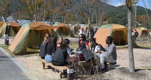 지난 20일 폐막한 제1회 남원국제에코캠핑대회에 참가한 외국인 유학생들이 이야기를 나누고 있다. 사진제공= 남원시