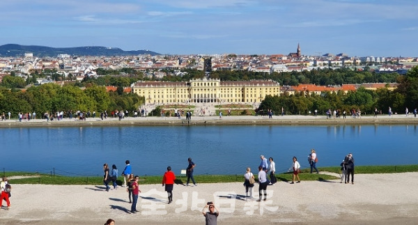 오스트리아는 각 거점도시마다 고유한 기능을 지니고 활발한 국제교통망을 가지고 있다. 사진은 쉔부른 궁전에서 바라본 비엔나 시 전경. 촬영=김윤정 기자