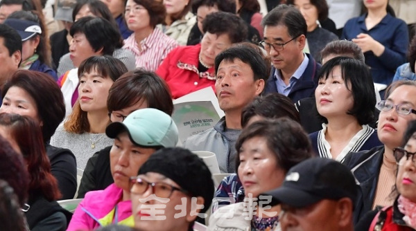 전북 군산형 일자리 시민보고회가 열린 21일 군산대학교 산학협력단에서 참석자들이 군산형 일자리 추진현황 보고에 귀 기울이고 있다. 박형민 기자