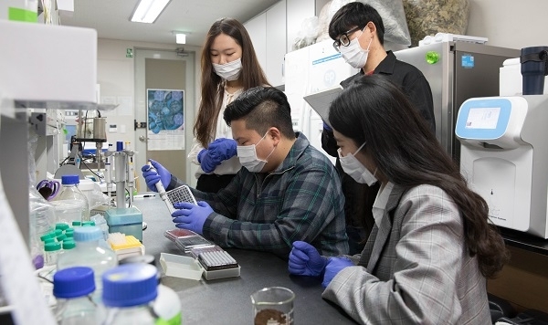 커피찌꺼기로 전주 혁신도시 악취를 저감하자는 아이디어를 낸 전주대 '콩가루 집안' 팀이 농촌진흥청 연구원들과 함께 실험을 하고 있다.