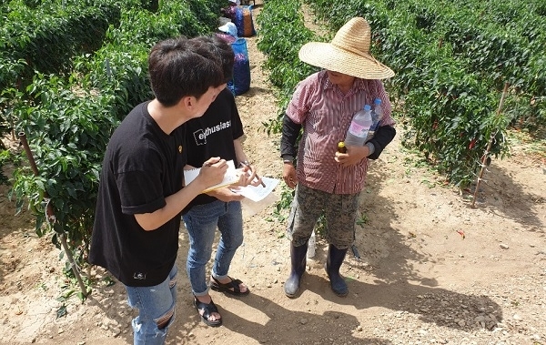 ‘위기탈출 농작물’팀이 농민 소득을 보장하는 농작물재해보험을 설계하기 위해 직접 설문조사를 하고 있다.