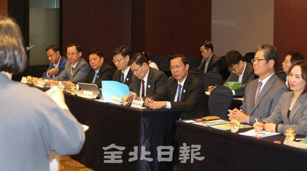 22일 전주 라마다 호텔에서 베트남 경제 동향 세미나 및 벤쩨성 기업투자 유치 설명회가 열린 가운데 조지훈 전북경제통상진흥원장을 비롯한 Phan Van Mai(판 반 마이) 당서기장, 참석자들이 설명회를 듣고 있다. 조현욱 기자