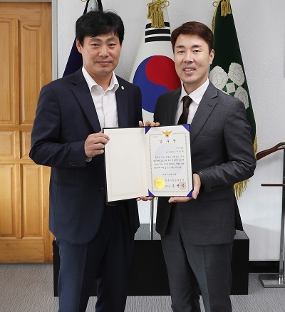 박철원 의원(왼쪽)이 익산경찰서장과 함께 전북지방경찰청장 감사장을 들고 기념촬영을 하고 있다.