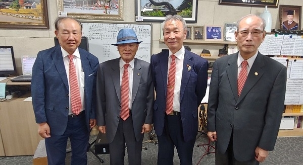 (왼쪽부터) 신영태, 김영일, 김수복, 송재철 씨. 공연단체 ‘해피니스 사운드’에서 함께 재능기부 연주활동을 하고 있다.