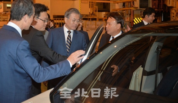 24일 (주)명신 군산공장에서 열린 전북 군산형 일자리 상생 협약식에 참석한 문재인 대통령이 송하진 도지사와 강임준 군산시장과 함께 전기자동차를 살펴보고 있다. 박형민 기자