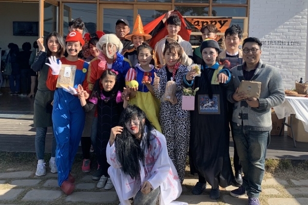 지난 27일 부안 진서면 슬지제빵소 앞에서 플리마켓을 열고 물건을 판매한 청년농부들.