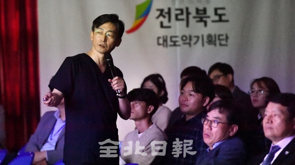 28일 전북도청 대회의실에서 열린 적극행정 실천다짐 결의대회에서 '적극행정 지금이 골든아워'를 주제로 아주대학교 이국종 교수가 공무원을 대상으로 특강을 하고 있다. 박형민 기자