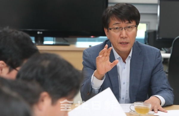 나석훈 전북도 일자리경제국장이 28일 전북도청 기자실에서 군산형 일자리 관련 브리핑을 하고 있다. 조현욱 기자