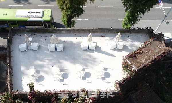 29일 안전 기준보다 낮은 난간과 식품위생 사각지대로 문제 되고 있는 루프탑 카페와 술집이 늘어나고 있는 가운데 전주 시내 곳곳을 비롯한 다가동의 한 루프탑 카페가 영업을 하고 있다. 조현욱 기자