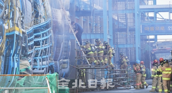 화재 및 유해화학물질 누출사고를 가정한 2019 안전한국훈련 중앙평가대상 현장 훈련이 실시된 29일 군산의 한 공장에서 소방대원들이 화재상황에서 인명구조 활동을 하고 있다. 박형민 기자