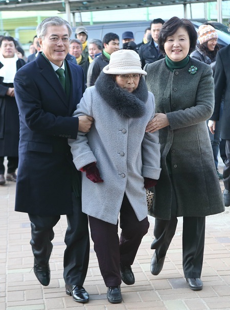 문재인 대통령의 모친인 강한옥 여사가 29일 향년 92세로 별세했다. 사진은 지난 2012년 12월 19일 18대 대통령 선거 때 문재인 대통령(당시 민주통합당 대선 후보)의 어머니 강한옥 여사가 문 대통령과 부인 김정숙 여사의 부축을 받으며 부산 영도구 남항동 남중학교에 마련된 투표소에 들어가는 모습. 연합뉴스