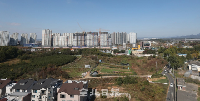 30일 전주 예비군대대 부지 인근 천마지구 구역이 개발되지 않아 공터로 남아 있다. 조현욱 기자