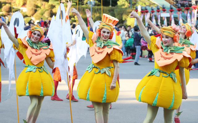 30일 오후 경기도 용인시 에버랜드에서 '핼러윈 위키드 퍼레이드'가 펼쳐지고 있다. /연합뉴스