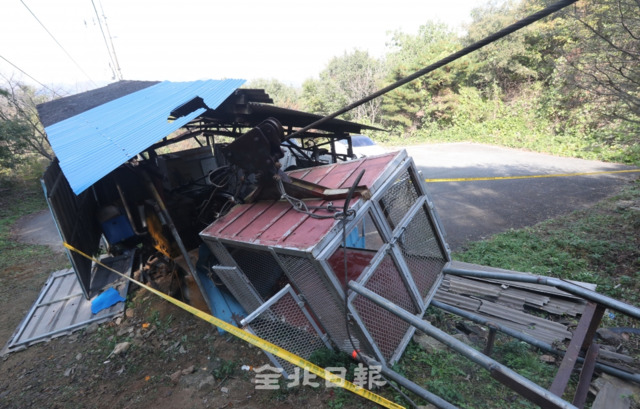 지난 30일 완주군 고산면 안수산에서 3명의 사상자를 낸 케이블카 사고 현장을 찾은 31일 사고 파편이 널브러져 있고 운전실 철판 벽면 등이 짓이겨져 있어 당시의 처참했던 상황을 보여주고 있다. 조현욱 기자