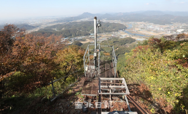지난 30일 완주군 안수산의 케이블카 사고가 일어났던 가운데 31일 케이블카의 도착지에서 내려다본 안수산의 전경 조현욱 기자
