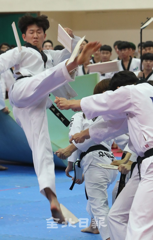 무주 웰빙 태권도 축제 첫날인 2일 개인 종합경연에 참가한 선수가 발차기로 송판을 격파하고 있다. 조현욱 기자