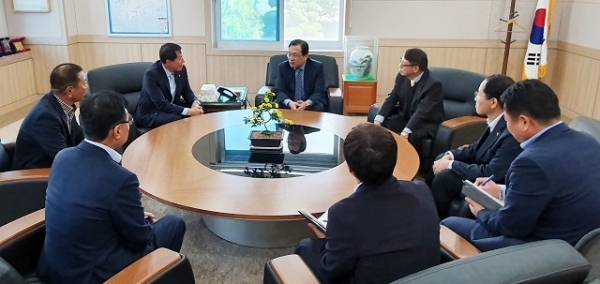 5일 익산국토관리청 김규현 청장실에서 전문건설협회 전북도회 간담회가 열리고 있다. 사진 제공=전문건설협회 전북도회