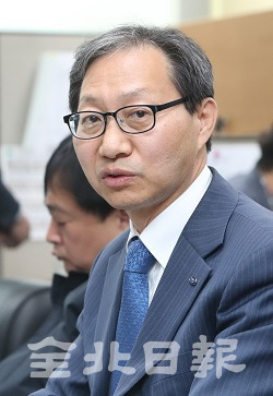 5일 김성주 국민연금공단 이사장이 전북도의회에서 기자간담회를 열고 기자들의 질의에 답변하고 있다. 조현욱 기자