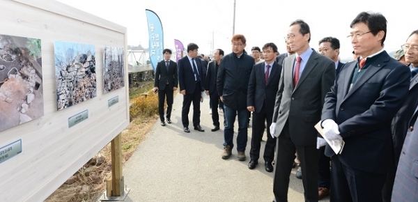 7일 송하진 전북도지사와 이환주 남원시장이 남원 유곡리와 두곡리 가야고분군에서 가야 유적을 소개하는 사진 자료를 살펴보고 있다.