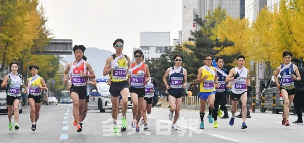 전북일보가 주최하고 전북육상연맹이 주관한 ‘제31회 전북 역전마라톤대회’가 시작된 7일 전북일보사 앞에서 도내 14개 시ㆍ군 선수들이 출발 총성과 함께 힘찬 레이스를 시작하고 있다. 박형민 기자