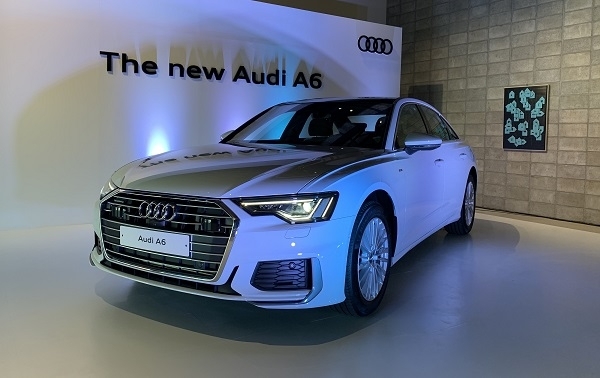 지난 9일 완주 소양면 복합문화공간 산속등대에서 열린 런칭행사에서 아우디 A6를 선보이고 있다.